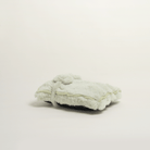 Flauschiges, cremefarbenes Kissen, beruhigend, dekorativ, weiches Material, Wohnzimmer Accessoire.
