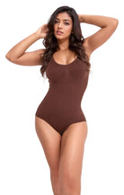 Brauner Damen-Body, ärmellos, figurbetont, aus Baumwolle. Perfekt für Mode, Komfort und Stil. Ideal für Freizeit und Alltag.