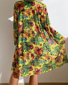 Frau in gelbem, geblümtem Sommerkleid aus Baumwolle, tropisches Design, Freizeitmode.