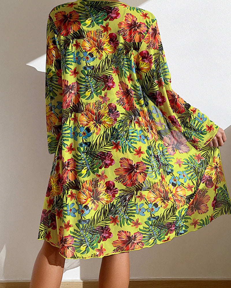 Frau in gelbem, geblümtem Sommerkleid aus Baumwolle, tropisches Design, Freizeitmode.