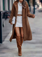 Damenmode: Eleganter brauner Teddy-Mantel, kombiniert mit weißem Strickkleid und kniehohen Stiefeln. Perfekt für Herbst und Winter.