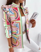 Bunte Damenjacke mit auffälligem Barockmuster, Reißverschluss und Rüschen. Perfekt für modische Outfits und stilvolle Akzente.