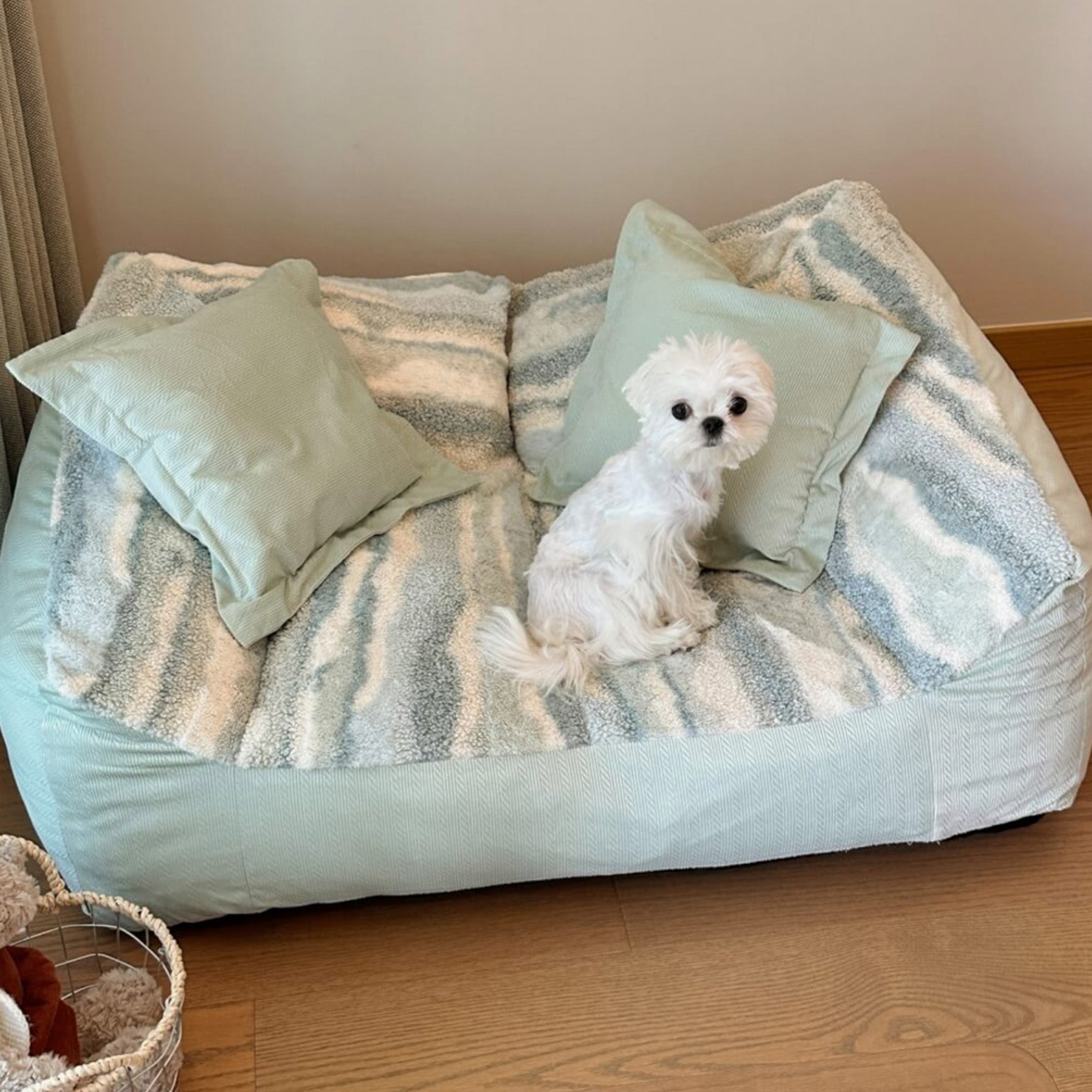 Weißer Hund auf mintgrünem Polar-Fleece-Hundebett mit Kissen, modernes Design.