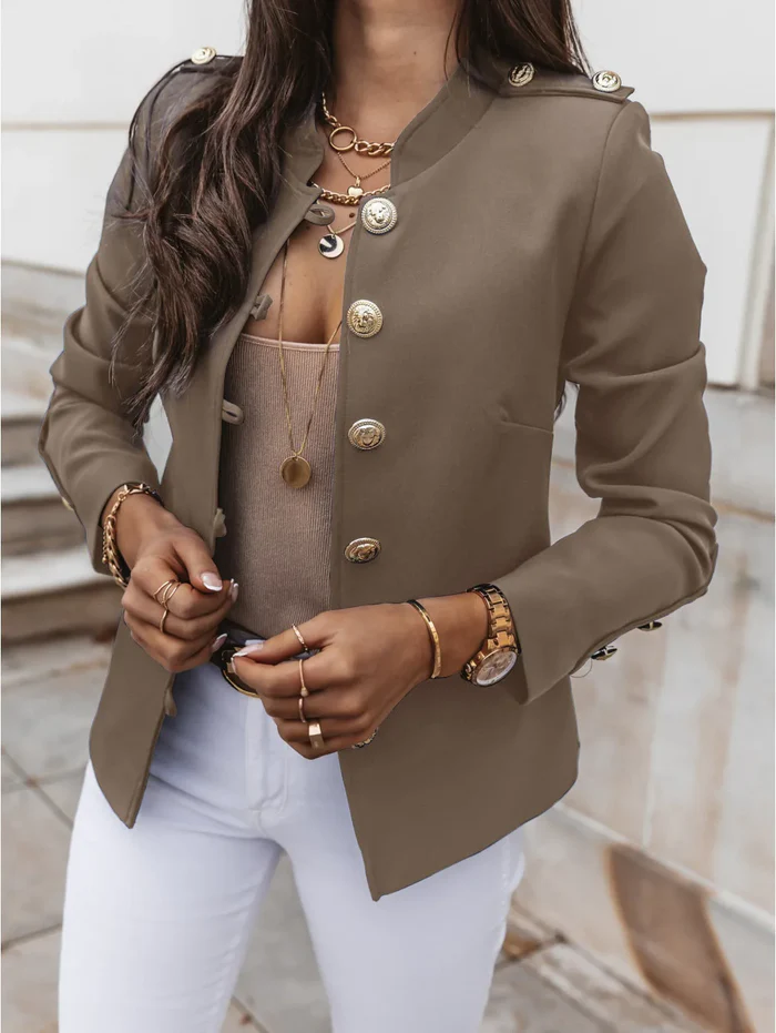 Damenblazer in Khaki mit goldenen Knöpfen, kombiniert mit weißer Hose. Eleganter Look, ideal für Business und Freizeit. Modetrend 2023.