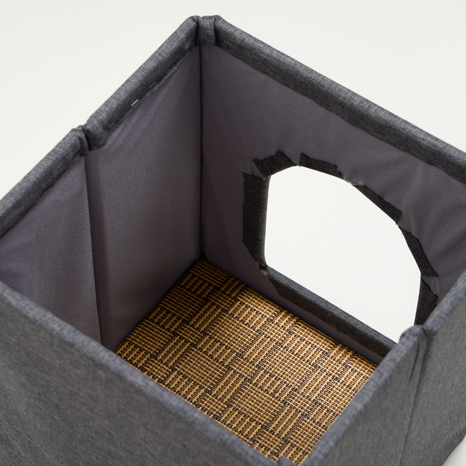 Graues faltbares Katzenhaus mit Sisalboden, idealer Rückzugsort für Katzen.