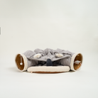 Graues 2-in-1 Katzenbett aus Stoff, Tunnel-Design, mit Spielzeug, gemütlich und vielseitig.