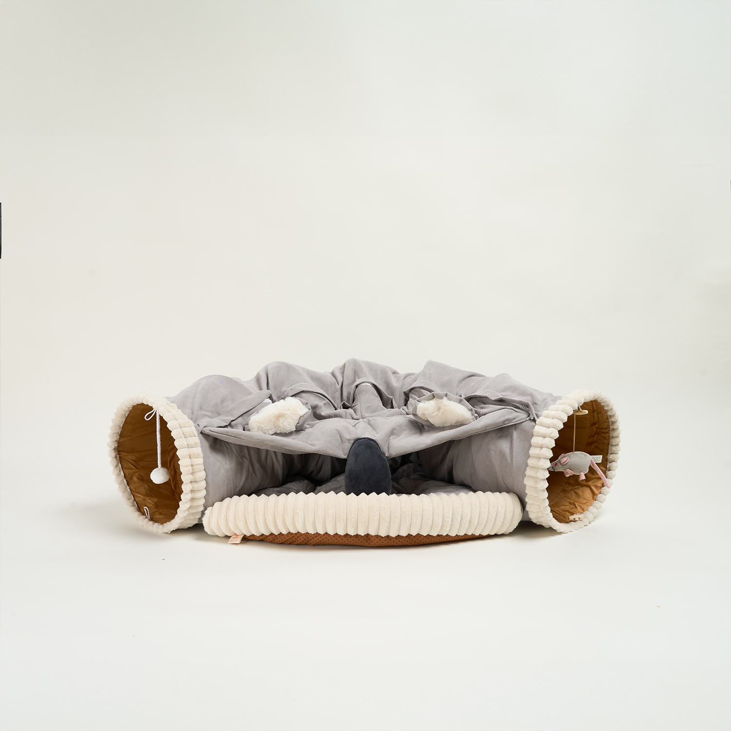 Graues 2-in-1 Katzenbett aus Stoff, Tunnel-Design, mit Spielzeug, gemütlich und vielseitig.