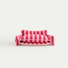 Rosa-weiß gestreiftes Katzen-Sofa aus Lammwolle, gemütliches Haustiermöbel, modernes Design.