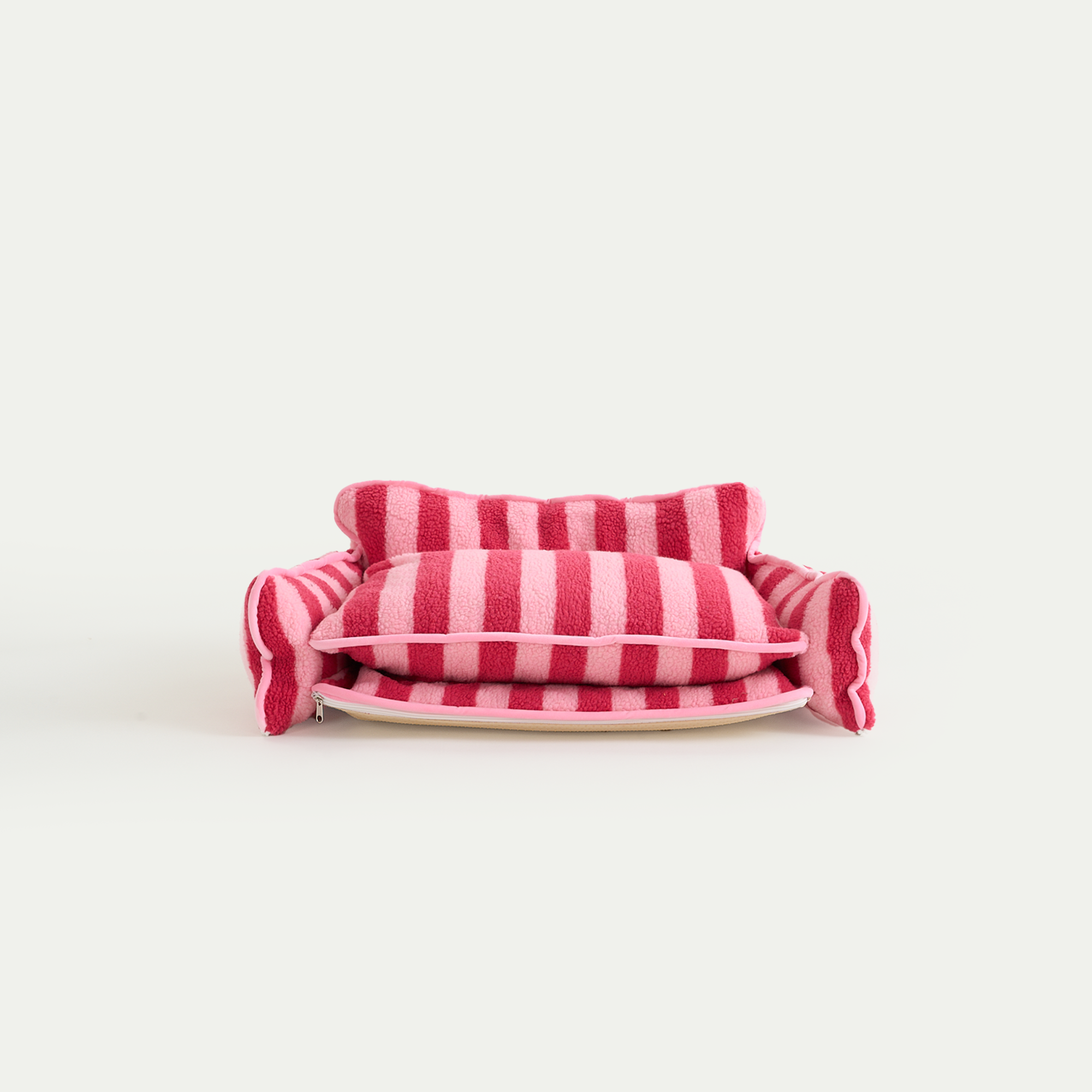 Rosa-weiß gestreiftes Katzen-Sofa aus Lammwolle, gemütliches Haustiermöbel, modernes Design.