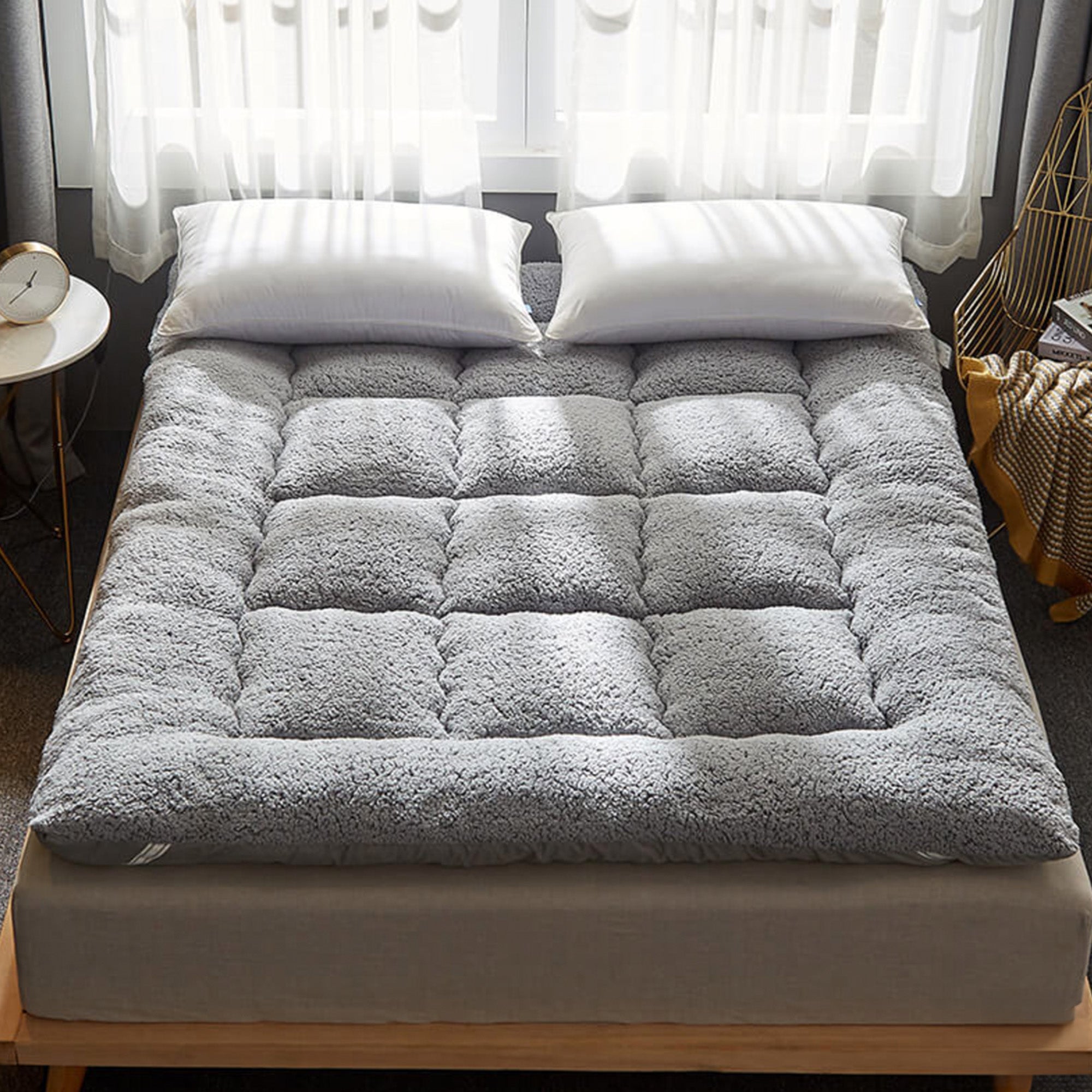 Graue Lammwoll-Matratzenauflage, gemütlich, für Menschen und Haustiere, Schlafzimmer, Tageslicht.