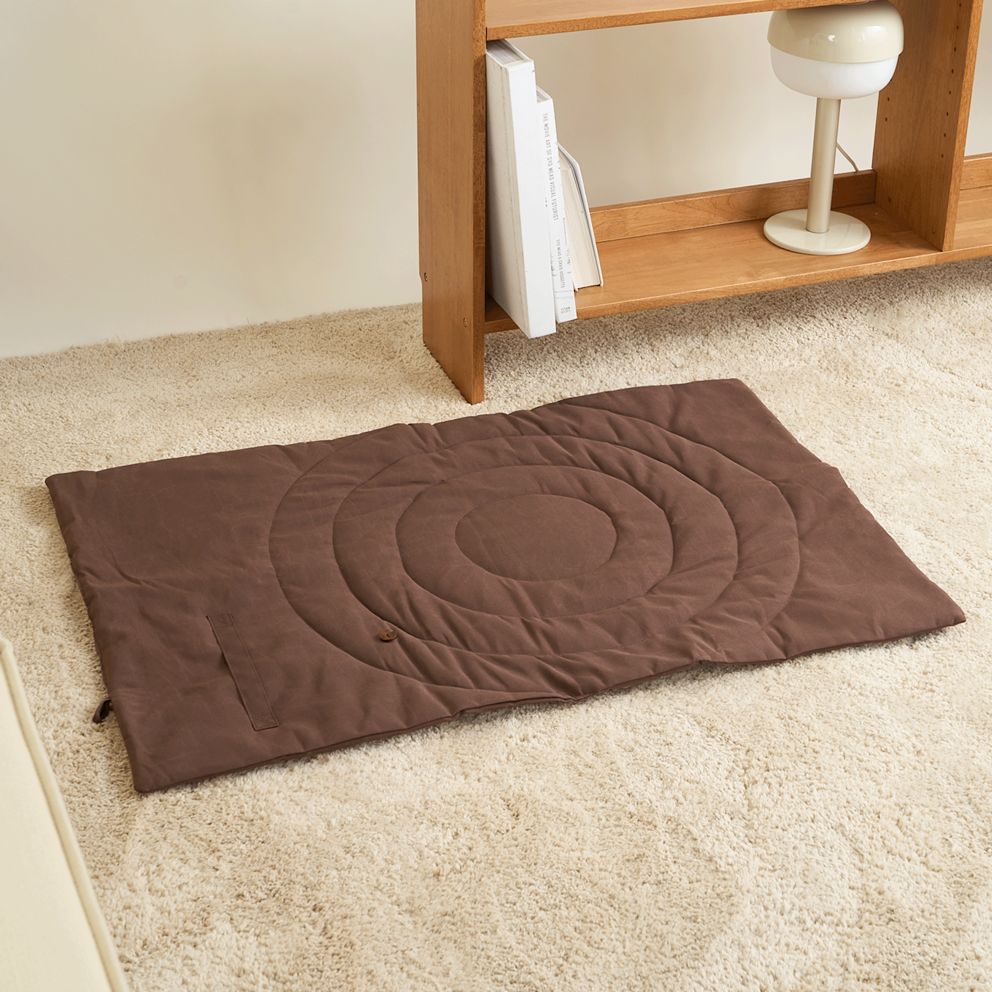Braune Nomad Haustiermatte auf Teppich, waschbar, rutschfest, ideal für Hunde und Katzen.