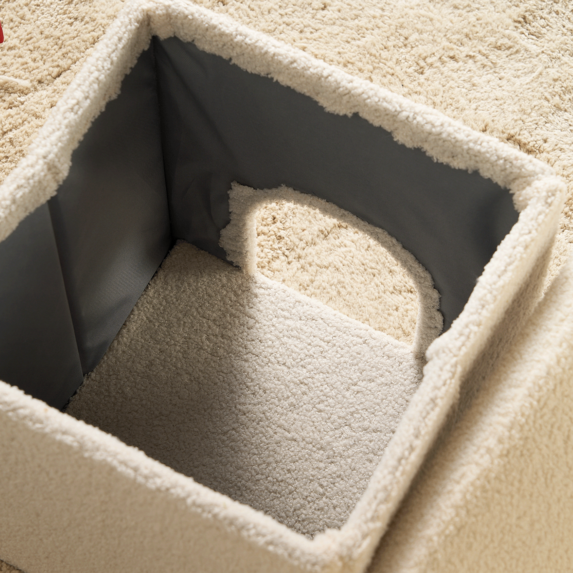 Katzenhöhle aus Plüsch, beige, quadratisch, gemütlich, idealer Rückzugsort für Haustiere.