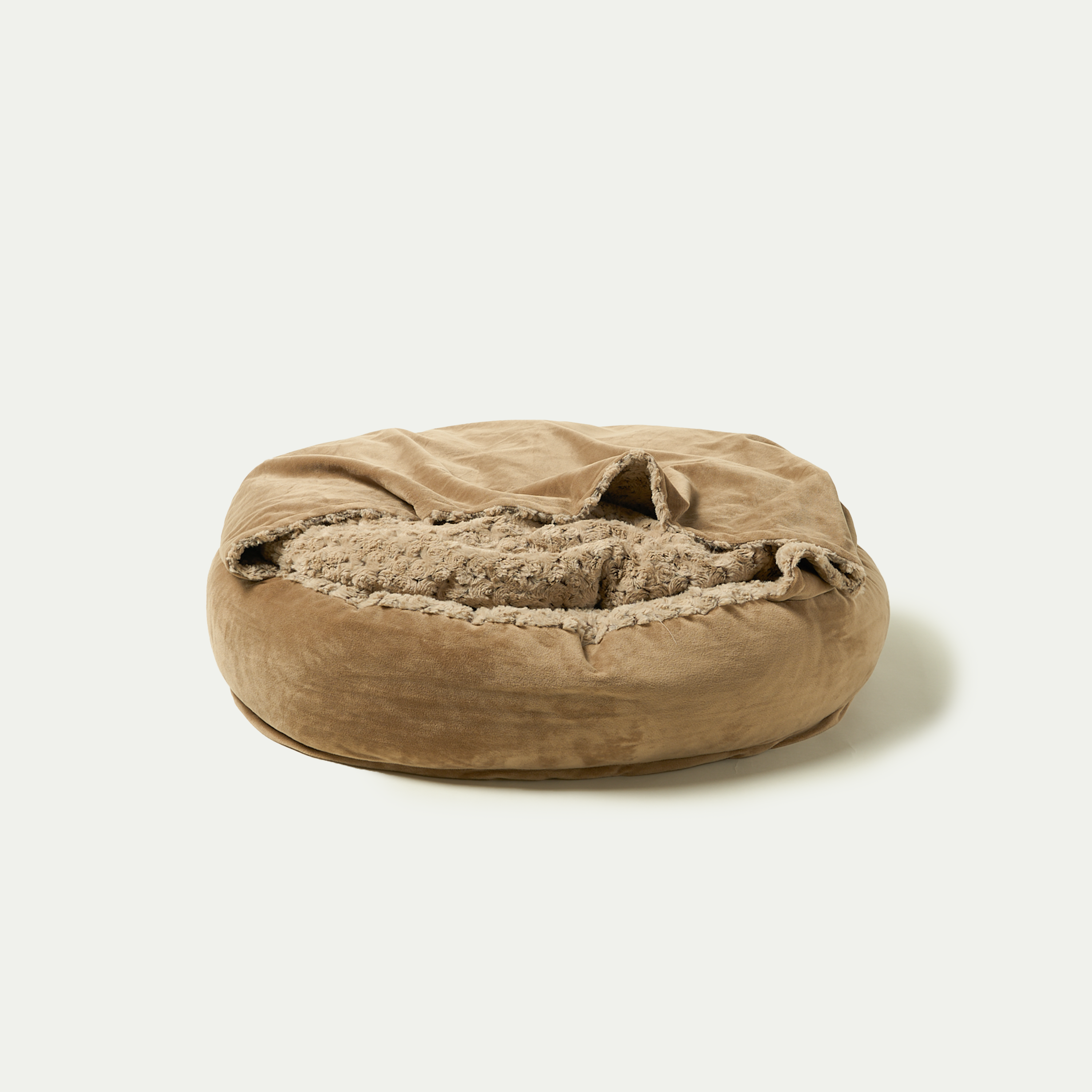 Halbrundes, plüschiges Haustierbett in Beige, gemütlich und weich, ideal für Katzen und kleine Hunde.