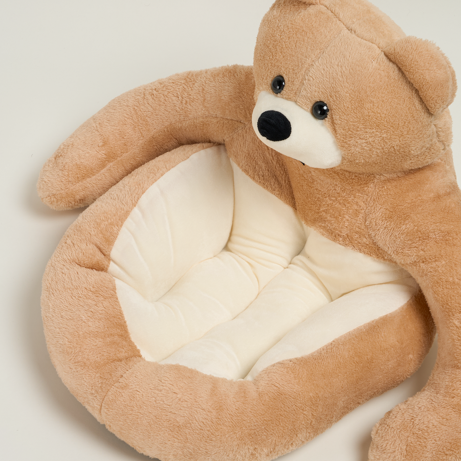 Kuscheliges Katzenbett in Bärenform, braun und beige, weiches Plüschmaterial, gemütlich.