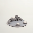 Graue Baby-Spielmatte mit Plüschbär-Design, weich, rund, ideal für Kleinkinder.
