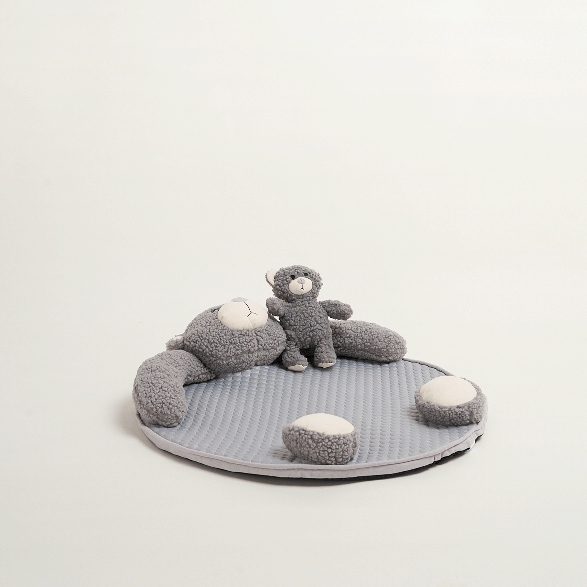 Graue Baby-Spielmatte mit Plüschbär-Design, weich, rund, ideal für Kleinkinder.