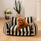 Gestreiftes Hundesofa aus Kunstlammwolle, schwarz-weiß, mit kleinem Hund, gemütlich und stilvoll.