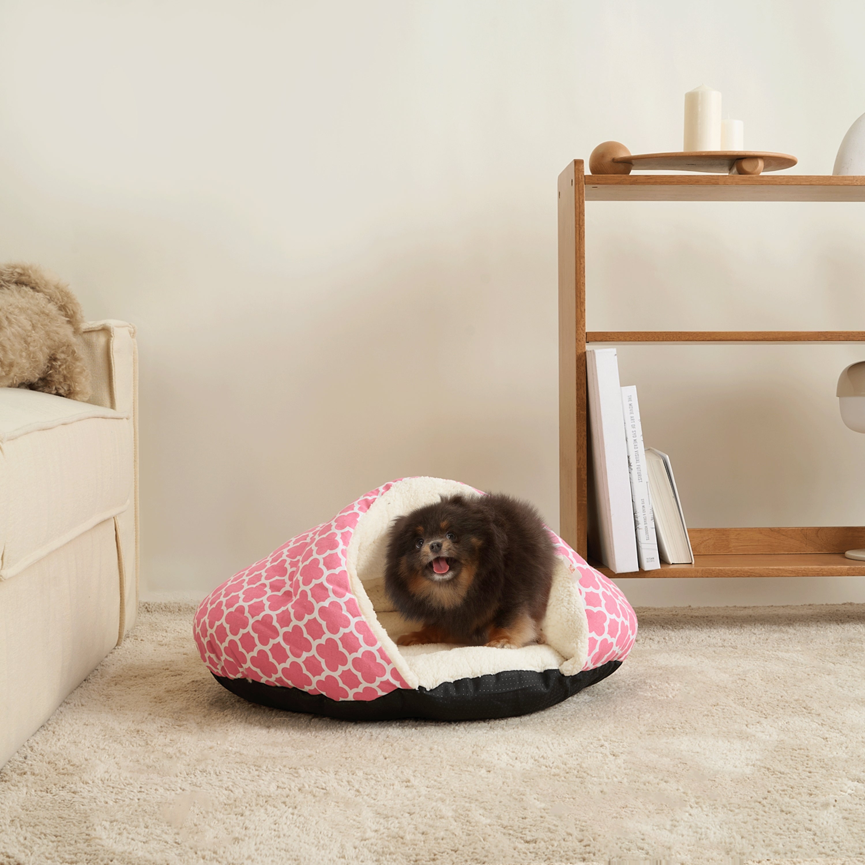 Kuscheliges rosa Haustierbett mit Hund, Höhlenform, weiches Material, Wohnzimmer.