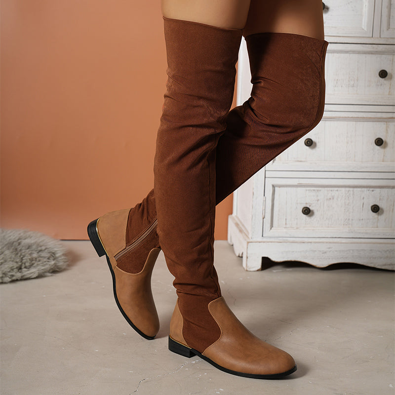 Damen Overknee-Stiefel in Braun, aus Wildlederimitat, mit flachem Absatz und seitlichem Reißverschluss. Perfekt für Herbstmode und elegante Outfits.