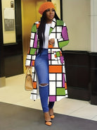 Frau in modernem, buntem Patchwork-Mantel, kombiniert mit zerrissenen Jeans und orangefarbener Mütze. Trendige Herbstmode, stilvoll und auffällig.