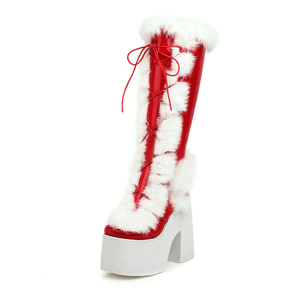 Rote Plateau-Stiefel mit weißem Kunstfellbesatz, ideal für Wintermode und festliche Anlässe. Trendige Damenstiefel, auffälliges Design.