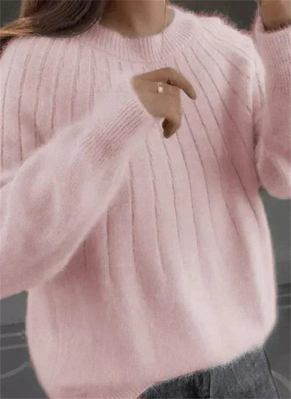 Damenpullover aus weichem, rosa Strickstoff, ideal für Herbstmode. Bequemer, stilvoller Look, perfekt für kühle Tage und lässige Outfits.