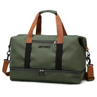 Grüne Reisetasche mit braunen Griffen, Reißverschluss, robustem Material, ideal für Reisen.