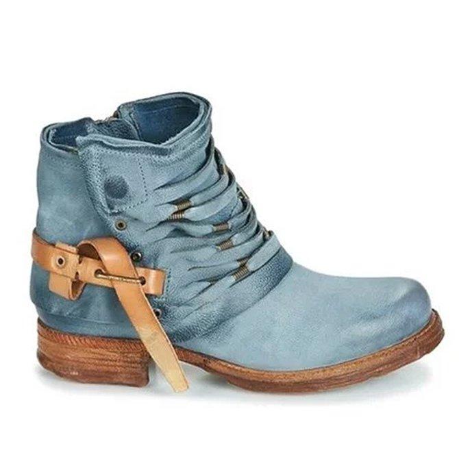 Damenstiefelette in Blau mit dekorativen Schnürsenkeln und braunem Riemen, ideal für Herbstmode. Hochwertige Lederschuhe, trendig und bequem.