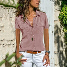 Frau in rosa Bluse und weißer Hose, lässiger Sommerlook, Mode, Outdoor, Damenbekleidung.