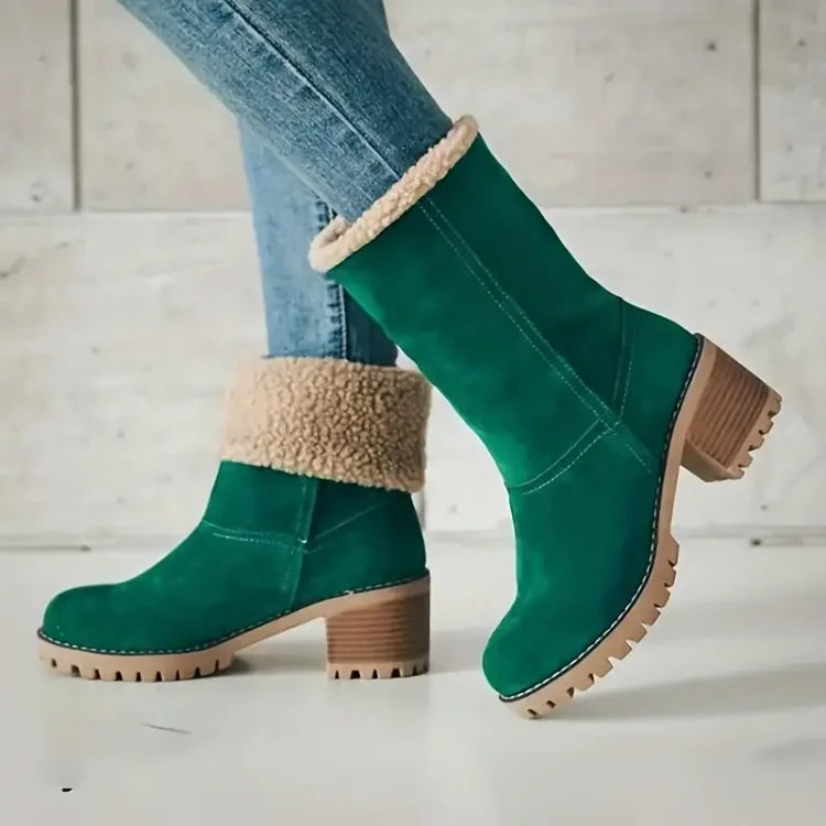 Grüne Damenstiefel mit Blockabsatz und Fellfutter, kombiniert mit blauen Jeans. Modische Winterstiefel, bequem und stilvoll.