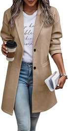 Frau in beigem Wollmantel, hält Kaffeebecher und Buch, lässiger Herbstlook, Mode für Damen.