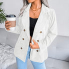 Damen Cordjacke in Weiß, doppelte Knopfleiste, lässiger Stil, ideal für Herbstmode. Perfekt kombiniert mit Jeans und schwarzem Top.