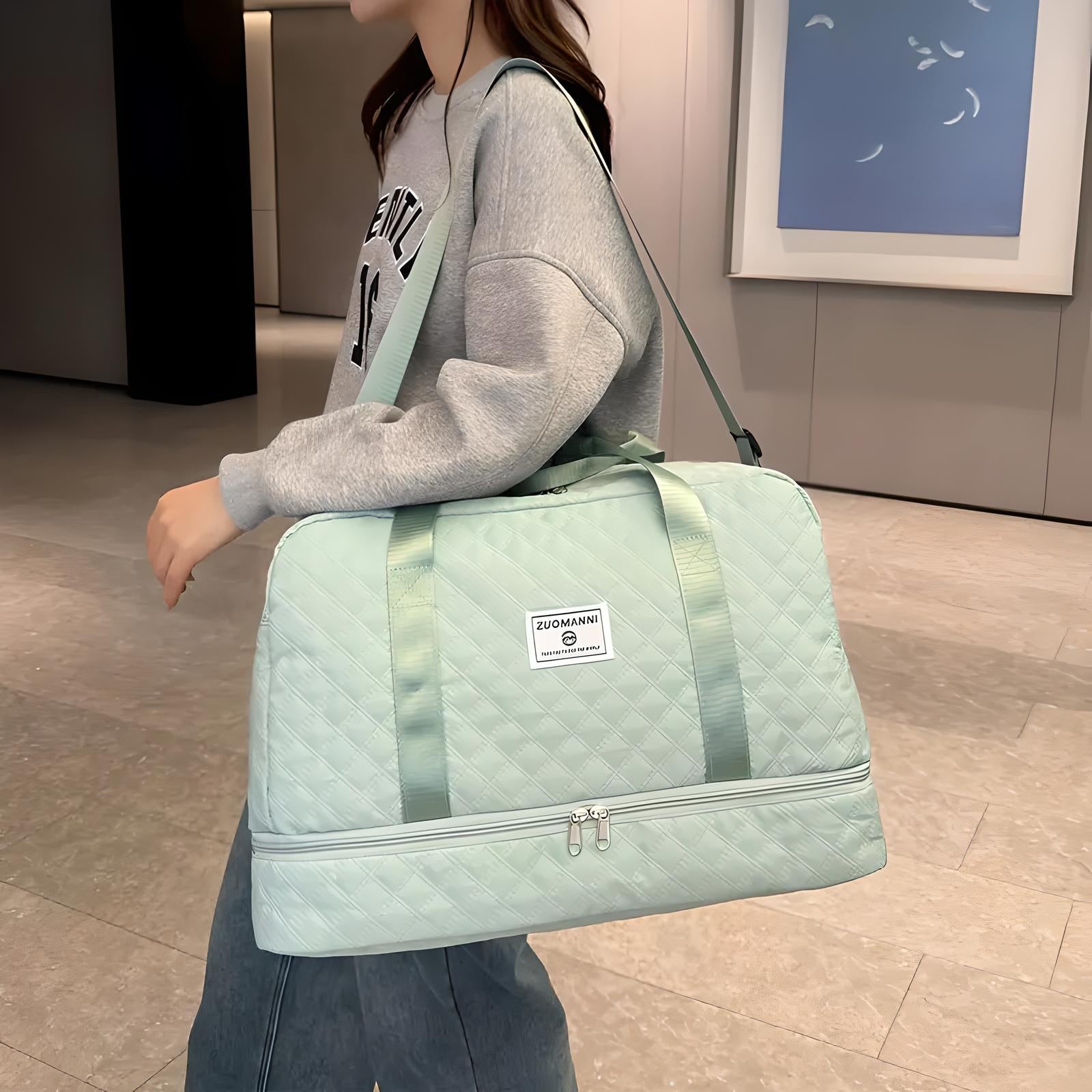 Damen Reisetasche mintgrün, gesteppt, mit Schultergurt, ideal für Reisen und Sport.