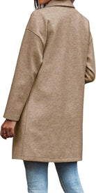 Damenmantel beige Wolle, klassischer Schnitt, Herbstmode, eleganter Look, warme Oberbekleidung.