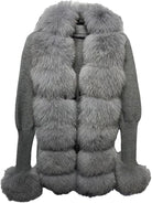 Grauer Kunstpelzmantel für Damen, stilvoll und warm, ideal für Wintermode. Luxuriöses Design, weiches Material, perfekt für elegante Outfits.