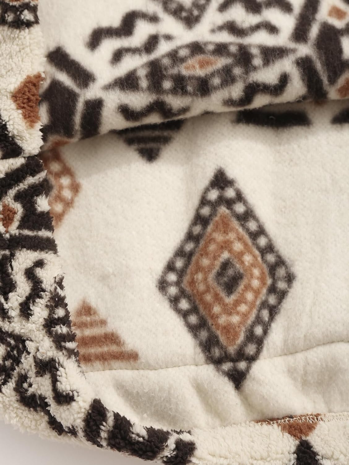 Weiche Decke mit geometrischem Muster, beige und braun, aus Fleece, gemütlich und warm.