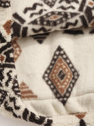 Weiche Decke mit geometrischem Muster, beige und braun, aus Fleece, gemütlich und warm.