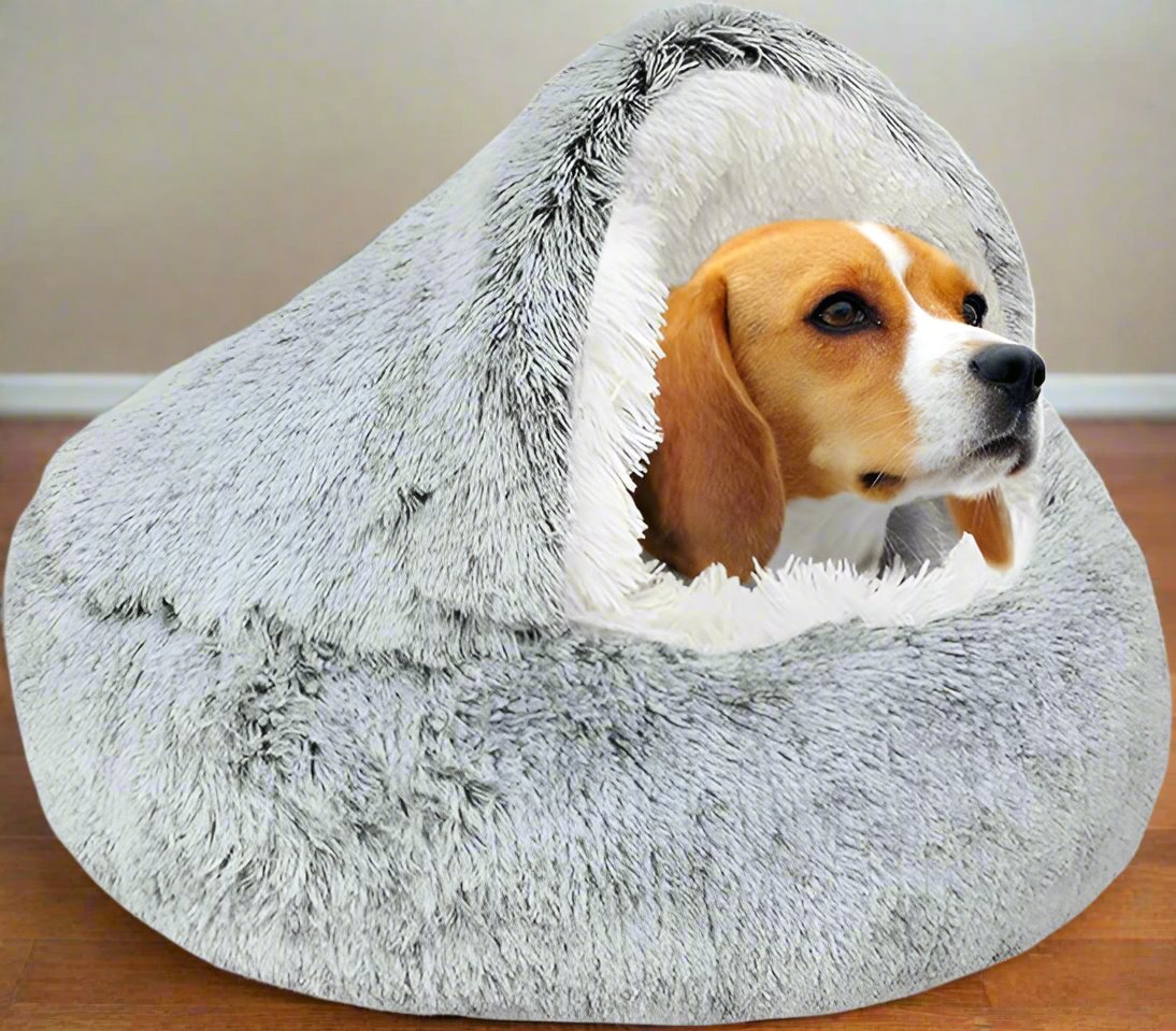 Gemütliches Hundebett in Höhlenform aus weichem, grauem Plüsch. Ideal für kleine bis mittelgroße Hunde. Perfekt für Komfort und Wärme.