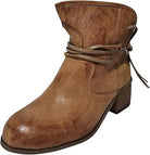 Damenstiefelette aus braunem Leder mit Blockabsatz und Schnürdetails, ideal für Herbstmode. Bequeme, stilvolle Boots für jeden Anlass.