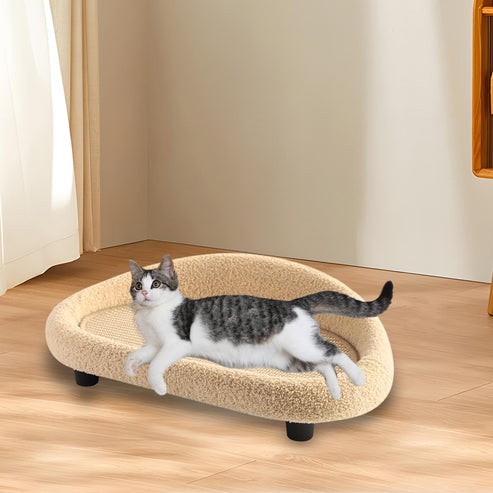 Katzenbett aus Plüsch, beige, mit Kratzfläche, für Katzen, auf Holzboden im Wohnzimmer.