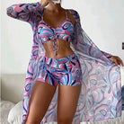 Frau in farbenfrohem, gemustertem Strandoutfit mit Kimono, Top und Shorts. Sommermode, Boho-Stil, trendige Bademode, lebendige Muster.
