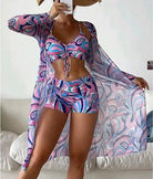 Frau in buntem, psychedelischem Badeanzug mit passendem Kimono, ideal für Strandmode. Sommeroutfit, trendige Bademode, farbenfrohes Design.
