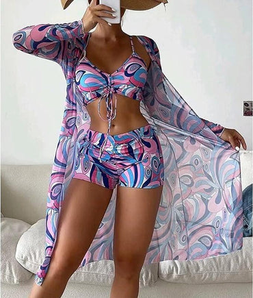 Frau in buntem, psychedelischem Badeanzug mit passendem Kimono, ideal für Strandmode. Sommeroutfit, trendige Bademode, farbenfrohes Design.