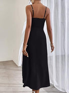 Elegantes schwarzes Kleid, ärmellos, knielang, mit schmalen Trägern. Perfekt für Abendveranstaltungen und Partys. Hochwertige Damenmode.