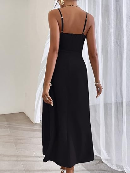 Elegantes schwarzes Kleid, ärmellos, knielang, mit schmalen Trägern. Perfekt für Abendveranstaltungen und Partys. Hochwertige Damenmode.