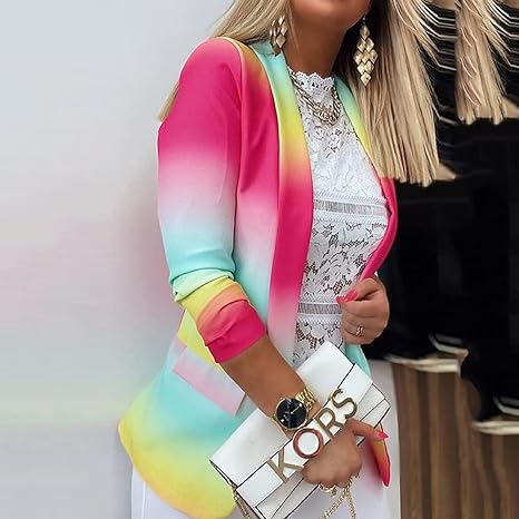 Farbintensiver Damenblazer in Regenbogenoptik, kombiniert mit weißer Spitzenbluse und stilvoller Handtasche. Perfekt für modische Outfits.