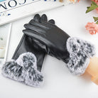 Damenhandschuhe aus schwarzem Kunstleder mit weichem Kunstfellbesatz, elegant und warm, ideal für Wintermode und stilvolle Accessoires.