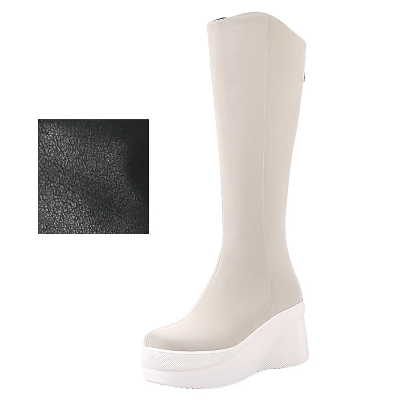 Damenstiefel mit Plateau, cremefarben, aus hochwertigem Lederimitat. Modischer, bequemer Schuh für Herbst und Winter. Ideal für trendige Outfits.