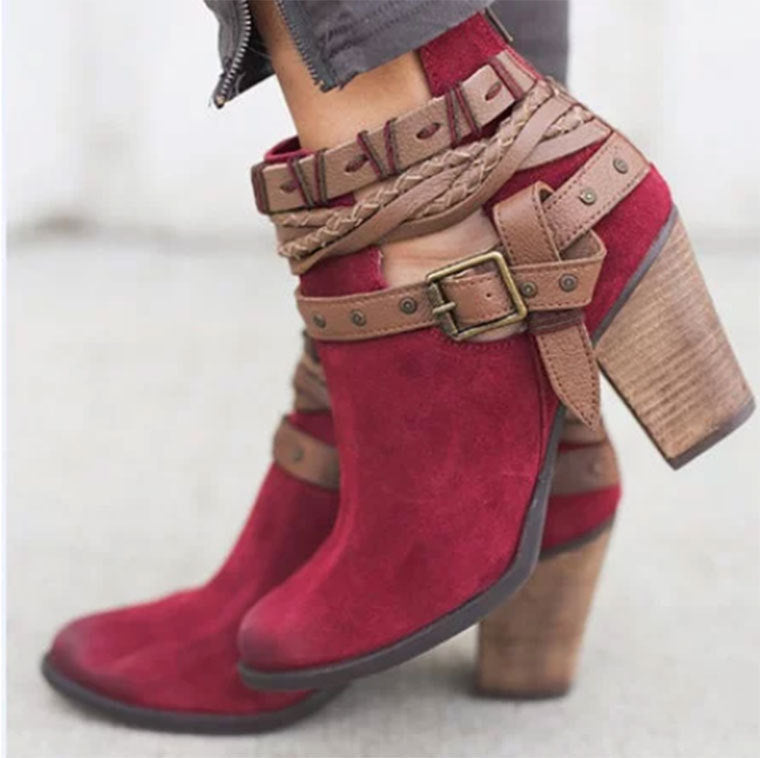 Rote Wildleder-Stiefeletten mit Blockabsatz und geflochtenen Riemen, modische Damenstiefel, ideal für Herbstmode und trendige Outfits.