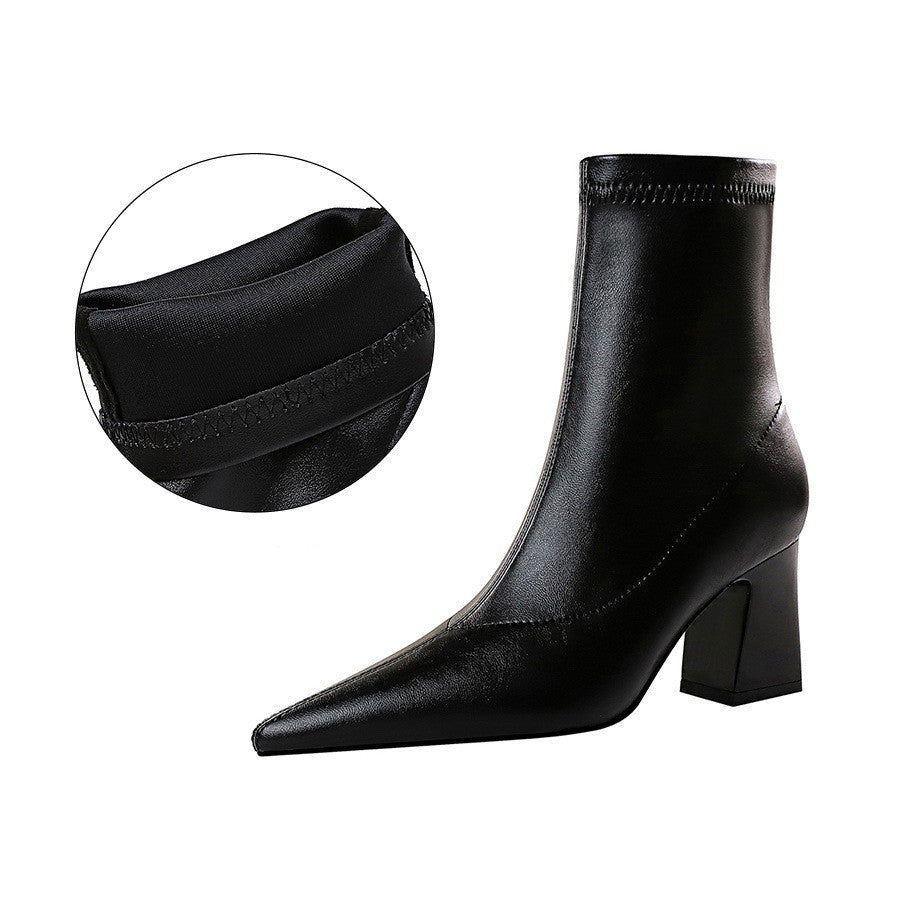 Schwarze Damenstiefelette mit Blockabsatz und spitzer Zehenpartie, aus hochwertigem Leder. Elegante, bequeme Stiefel für Herbst und Winter.
